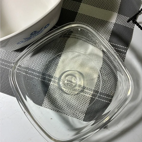 Vintage Corning Ware Cornflower" Casserole Baking Dish (1.75 quart) with lid - Picture 7 of 9